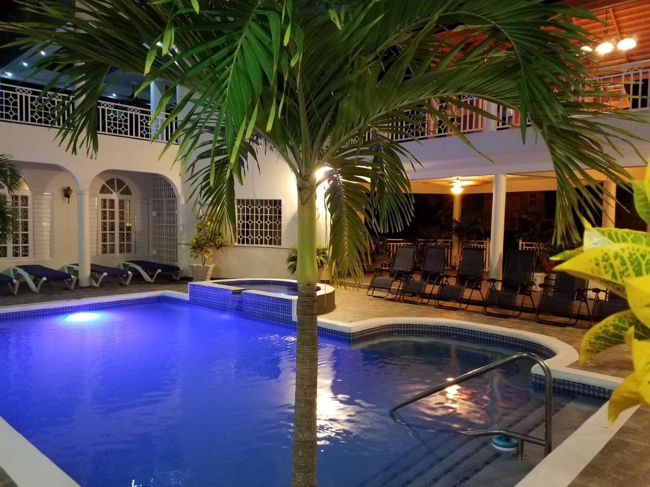 Mais Oui Villa Дискавери-Бэй Экстерьер фото